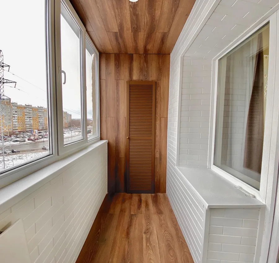 Сазанова, 1: фото 4 — Стеновой ламинат «тёмный дуб» и белый кирпичик